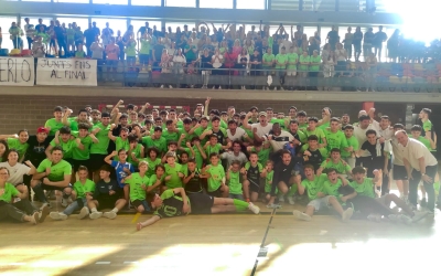 Els jugadors i l'afició de la Pia han celebrat conjuntament la permanència | Sergi Park